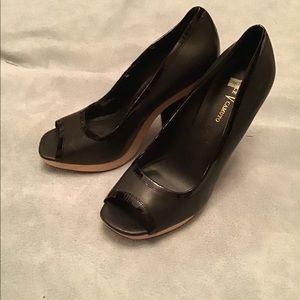 NWOB Vince V Camuto Platform Peep Toe sz9